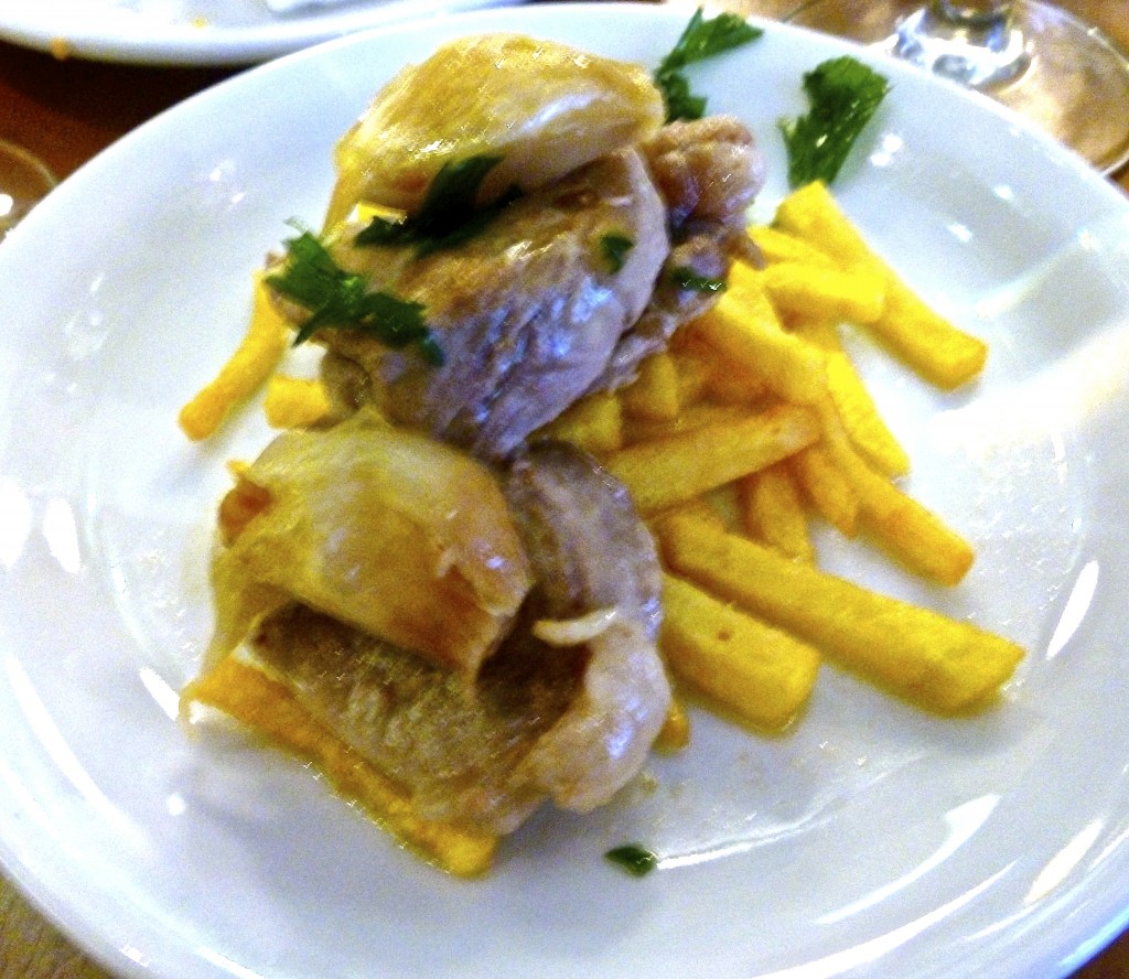 solomillo al whisky (pork tenderloin with roasted garlic, served on top of handout french fries)
